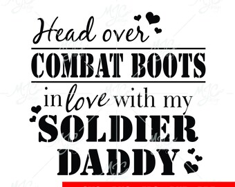 Head over combat boots in love with my soldier daddy svg, Head over combat boots in love with my daddy svg, utplacering t-shirt svg,