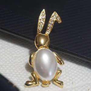 Vintage Gold Tone Bunny Rabbit Pin Brooch ~ Faux Pearl Jelly Belly & Rhinestones
