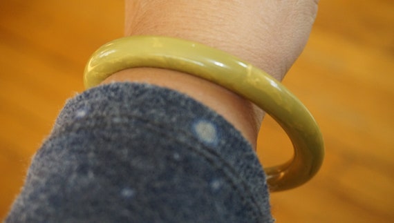 Vintage Green And Yellow Bakelite Marbled Bangle … - image 2