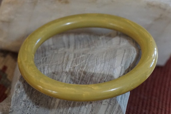 Vintage Green And Yellow Bakelite Marbled Bangle … - image 1