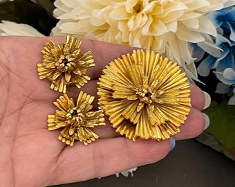 Vintage Texture Floral Brooch and Clip -on Earrings Gold tone Jewelry Set
