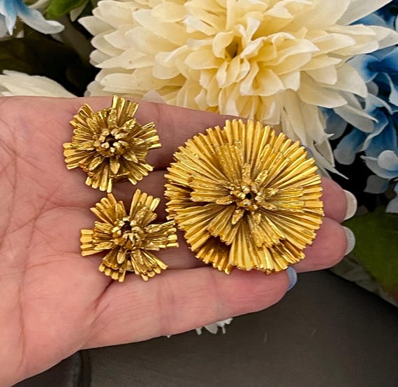Vintage Texture Floral Brooch and Clip -on Earrings Gold tone Jewelry Set