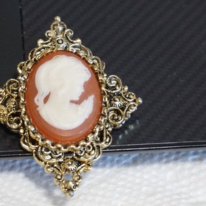 Vintage Gold tone Resin Signed Gerrys Cameo Brooch Pin Pendant