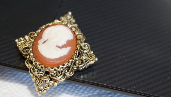 Vintage Gold tone Resin Signed Gerrys Cameo Brooc… - image 9