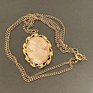 Vintage Gold tone Carved Shell Cameo Pendant Necklace