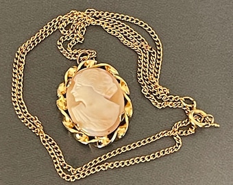 Vintage Gold tone Carved Shell Cameo Pendant Necklace