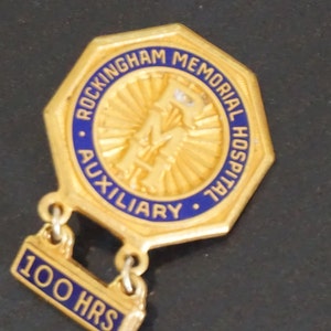Vintage Gold tone & Enamel Rockingham Memorial Hospital Auxiliary 100 Hours Service Pin