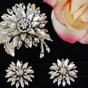 Vintage Silver tone Flower Power Brooch Clip on Earrings Set
