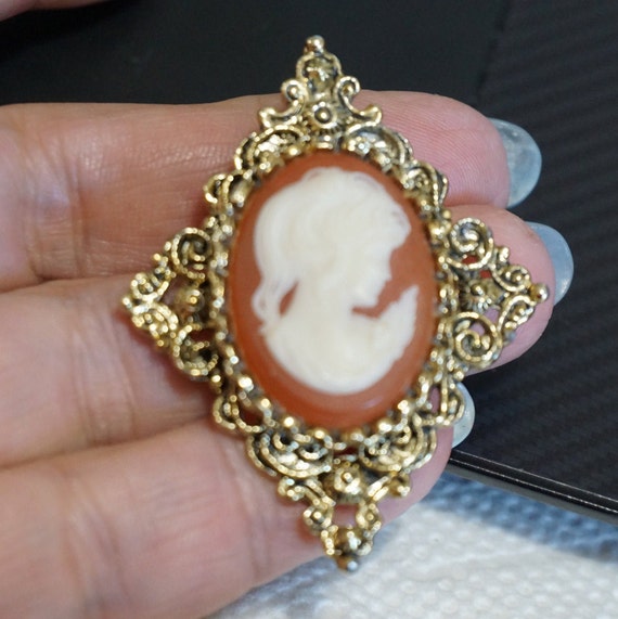Vintage Gold tone Resin Signed Gerrys Cameo Brooc… - image 3