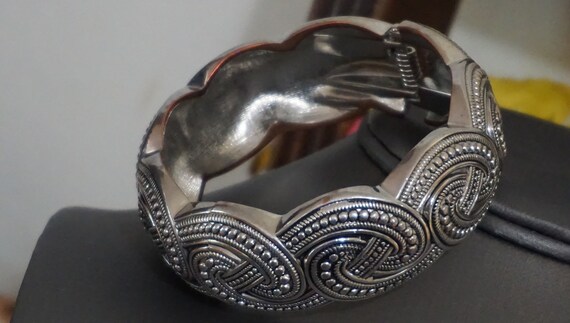 Vintage Silver Tone Swirl Design Bangle Bracelet … - image 9
