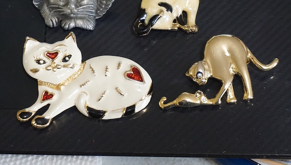 VINTAGE SKU 4-A5-00029799 Large Gold Tone Metal Cat Brooch Black Eye Cat Brooch