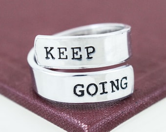 Anillo Keep Go de aluminio estampado a mano: giro ajustable