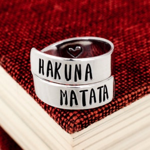 Pierścień Hakuna Matata – regulowany aluminiowy – pierścień skręcany – serce, prezent wielkanocny