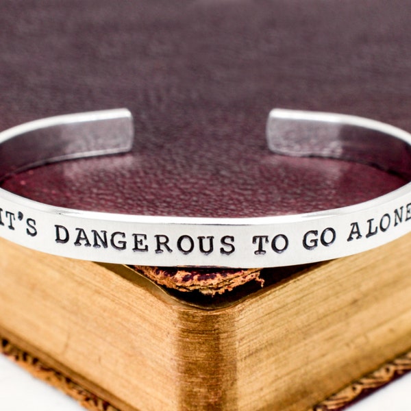Es ist gefährlich, alleine zu gehen Armband, Retro Videospiele, Gamer Geschenk, Geschenke für Gamer, Videospiel Schmuck