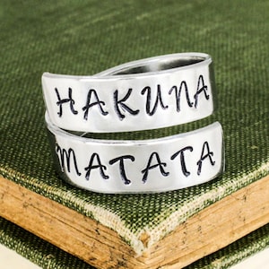 Pierścień Hakuna Matata - regulowany aluminiowy pierścień skręcany
