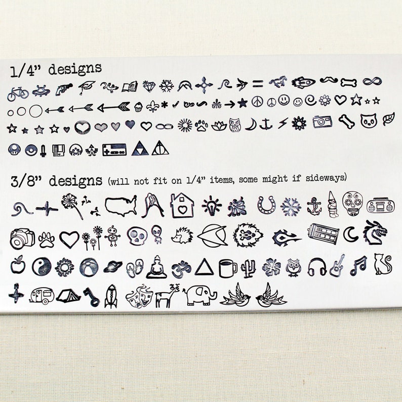 Pode incluir: Uma folha de metal com uma variedade de pequenos desenhos estampados em preto. Os desenhos est&atilde;o organizados em duas se&ccedil;&otilde;es, etiquetadas como "1/4" designs" e "3/8" designs". Os desenhos incluem s&iacute;mbolos, animais e objetos.