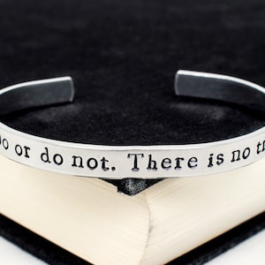Puede incluir: Pulsera de plata con la inscripción "Do or do not. There is no try."