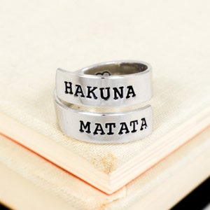 Pierścień skręcany Hakuna Matata