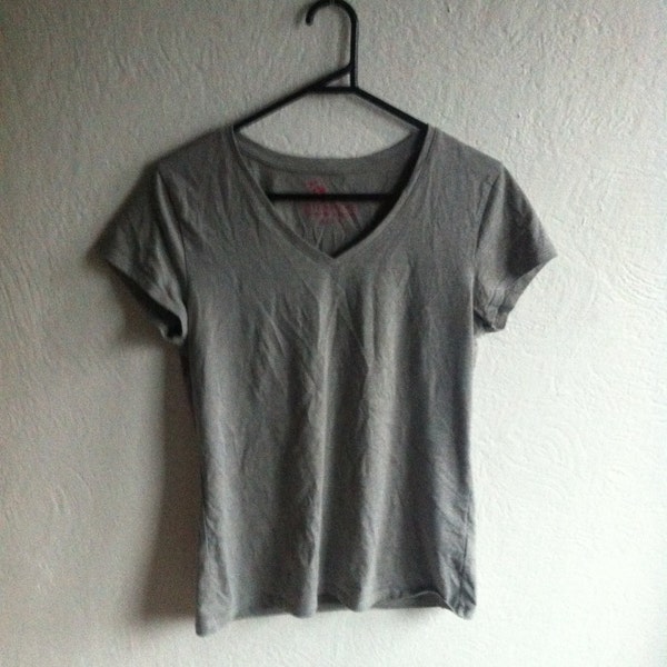 90s Simple Grey V Neck Tee