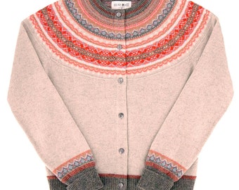 Merino Lambswool Cardigan - Damen 1940er Jahre Vintage Style Fairisle Alpine Knit - Premium Handgestrickte Schottische Strickmode - Hibiskus Beige