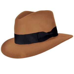Pode incluir: Um chapéu fedora marrom com uma fita preta ao redor da coroa.