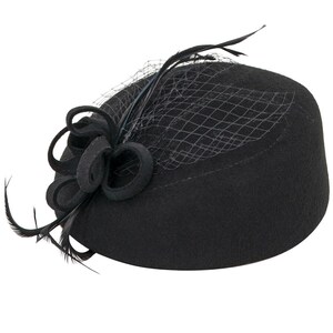Cappello in feltro retrò con rifiniture in piuma nera stile vintage anni '40