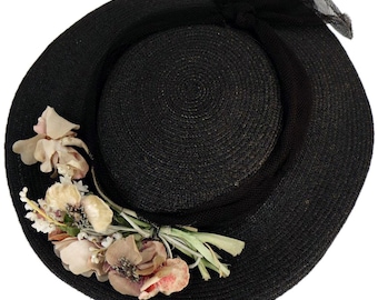 Sombrero negro de paja retro vintage de los años 30 con decoración floral