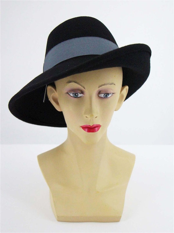 WW II IMPORTED VINTAGE BLACK FELT TILT HAT WITH WHITE/BLACK FEATHER TRIM Vintage Black Velvet Hat Noir 40s Feather Tilt Wide Brim  main image 2