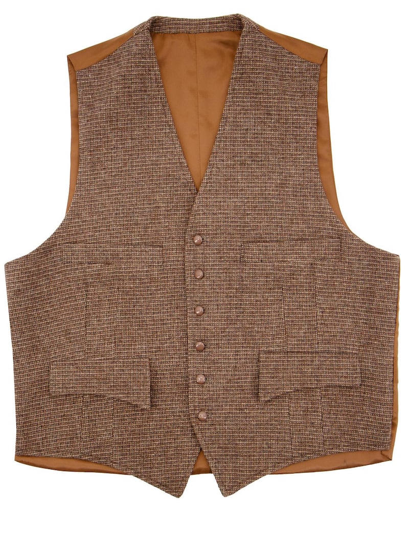 Puede incluir: Un chaleco de tweed marr&oacute;n con un sutil estampado de cuadros. El chaleco tiene cuello en V, cierre de botones y dos bolsillos delanteros. El forro interior es de color beige liso. Un estilo cl&aacute;sico.