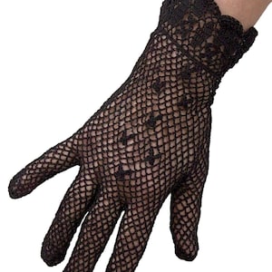Puede incluir: Guantes de encaje negro con un delicado patr&oacute;n floral. Los guantes est&aacute;n hechos de una tela de malla fina y tienen un borde festoneado.