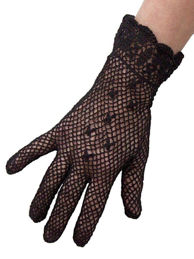 Puede incluir: Guantes de encaje negro con un delicado patr&oacute;n floral. Los guantes est&aacute;n hechos de una tela de malla fina y tienen un borde festoneado.
