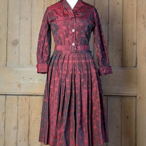Damen Vintage Kleid | Dunkelrotes Schmetterlings Brokat 50er Jahre Kleid | DE-6