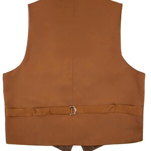 Puede incluir: Vista trasera de un chaleco marr&oacute;n con cuello texturizado y estampado y una correa ajustable marr&oacute;n con hebilla plateada. El chaleco est&aacute; hecho de una tela marr&oacute;n lisa y s&oacute;lida.