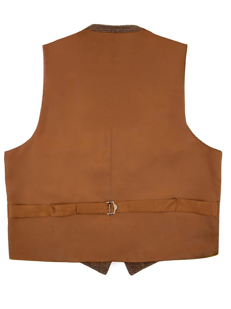 Puede incluir: Vista trasera de un chaleco marr&oacute;n con cuello texturizado y estampado y una correa ajustable marr&oacute;n con hebilla plateada. El chaleco est&aacute; hecho de una tela marr&oacute;n lisa y s&oacute;lida.