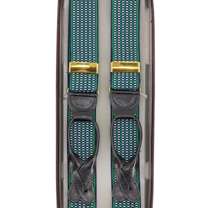 Può includere: Bretelle con motivo verde, bianco e blu navy. Presentano chiusure color oro e dettagli in pelle nera, presentate in una scatola marrone. Un accessorio classico.