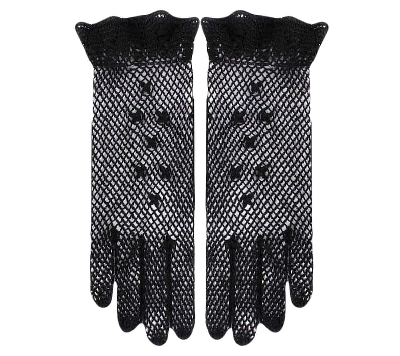 Puede incluir: Un par de guantes de rejilla negros con un delicado ribete de encaje en la parte superior. Los guantes tienen un patr&oacute;n de malla fina y son sin dedos.
