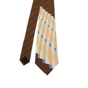 Może przedstawiać: Krawat w brązowo-beżowy wzór z geometrycznym wzorem. Krawat ma brązowy wzór w jodełkę z jednej strony i beżowo-brązowy wzór geometryczny z drugiej.