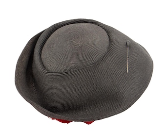 Sombrero vintage auténtico para mujer: sombrero negro inclinado de los años 40 con decoración floral roja.