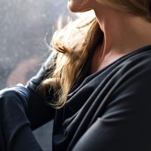 Graues Langarm-Shirt aus natürlicher Merinowolle mit Wasserfallausschnitt - von Vielet Performance Merino