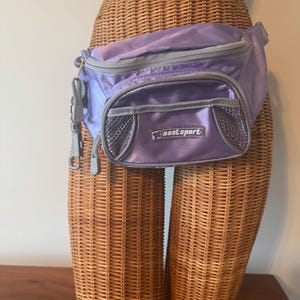 Riñonera Eastsport vintage de los años 90 en color lavanda plateado como nueva