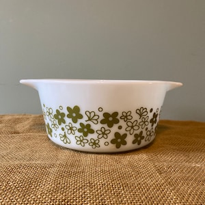 White vintage pyrex crazy daisy or spring blossom 1 1/2 qt casserole no lid