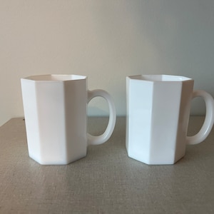 Vintage achteckige Milchglasbecher Paar made in France