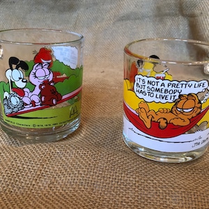 Pair of collectible McDonald&#39;s vintage glass Garfield coffee mugs 1978
