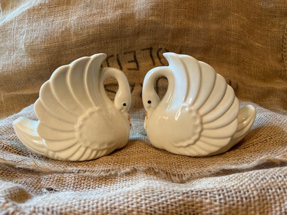 ヴィンテージの白い陶器の白鳥のプランターのペア、おそらくブラシ