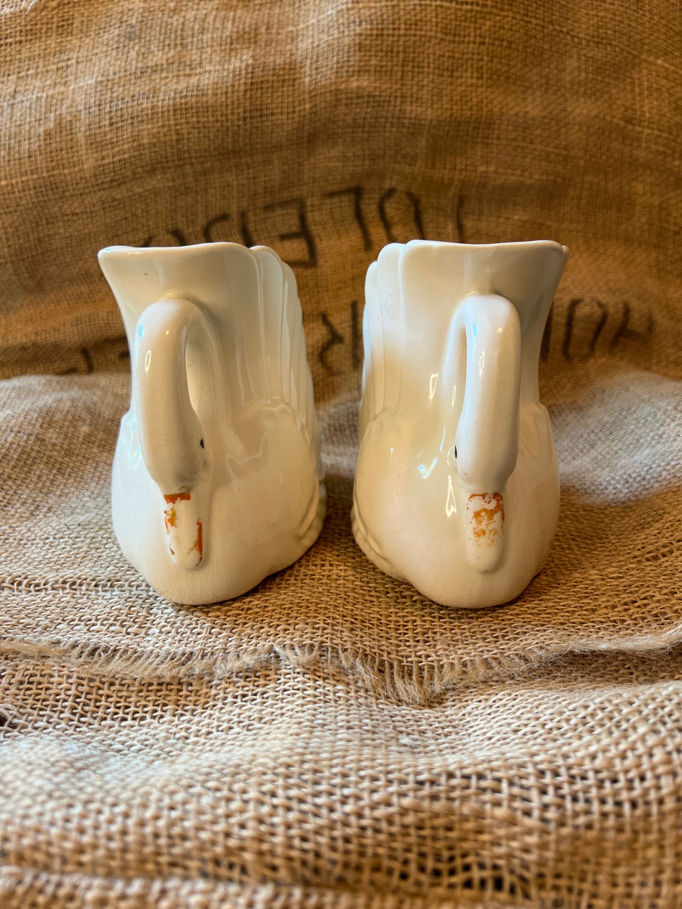 ヴィンテージの白い陶器の白鳥のプランターのペア、おそらくブラシ