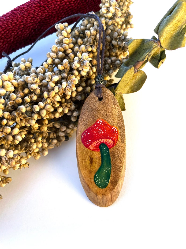 Collier de champignons à coiffe rouge, Collier de champignons, Pendentif en fuseau, Pendentif en bois, Collier Hippie, Collier agaric mouche, Pendentif peint à la main image 4