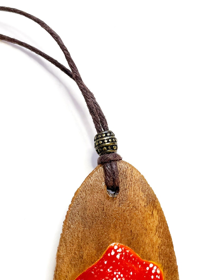 Collier de champignons à coiffe rouge, Collier de champignons, Pendentif en fuseau, Pendentif en bois, Collier Hippie, Collier agaric mouche, Pendentif peint à la main image 3