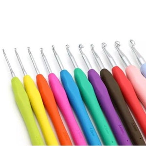 Pu&ograve; includere: Un set di 10 uncinetti colorati di diverse dimensioni che vanno da 2,5 mm a 6,0 mm. Gli uncinetti sono in metallo e hanno una presa comoda.