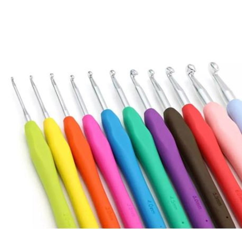 Pu&ograve; includere: Un set di 10 uncinetti colorati di diverse dimensioni che vanno da 2,5 mm a 6,0 mm. Gli uncinetti sono in metallo e hanno una presa comoda.