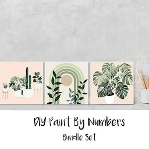 Könnte beinhalten: Ein Set aus drei quadratischen Leinwanddrucken mit botanischen Illustrationen. Die Drucke zeigen verschiedene Topfpflanzen und ein stilisiertes Bogendesign in Grün- und Beigetönen. Der Text "DIY Paint By Numbers Bundle Set" befindet sich unten.